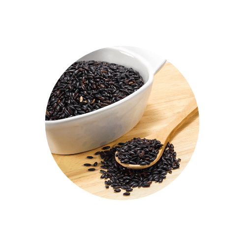 Prato de arroz negro com cogumelos