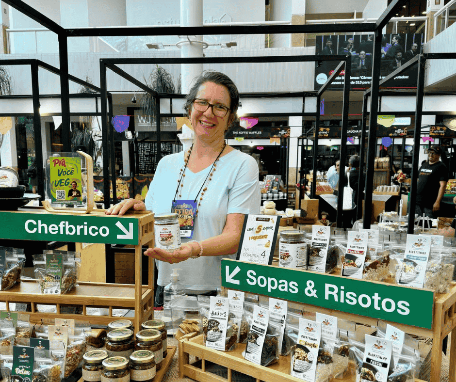 Maria Conceição, fundadora da ChefBrico, sorrindo e apresentando produtos ChefBrico.