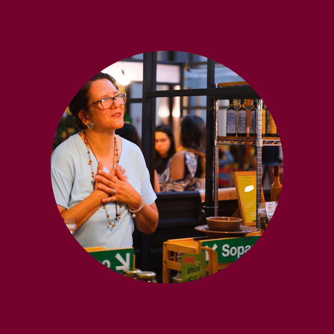 Maria Conceição, fundadora e Chef de criação da ChefBrico, segurando o Prêmio Sebrae Mulher de Negócios DF 2023