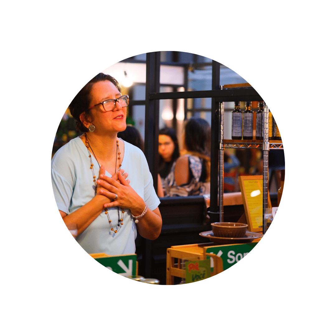 Maria Conceição, fundadora da ChefBrico, com o prêmio Sebrae.