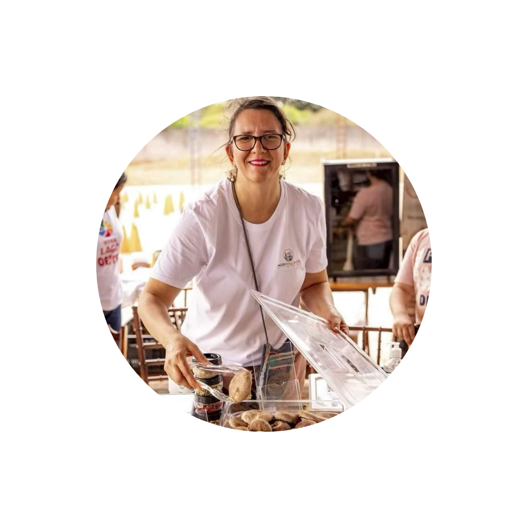 Maria Conceição, fundadora da ChefBrico, sorrindo e celebrando o sucesso cogumelos frescos a granel.