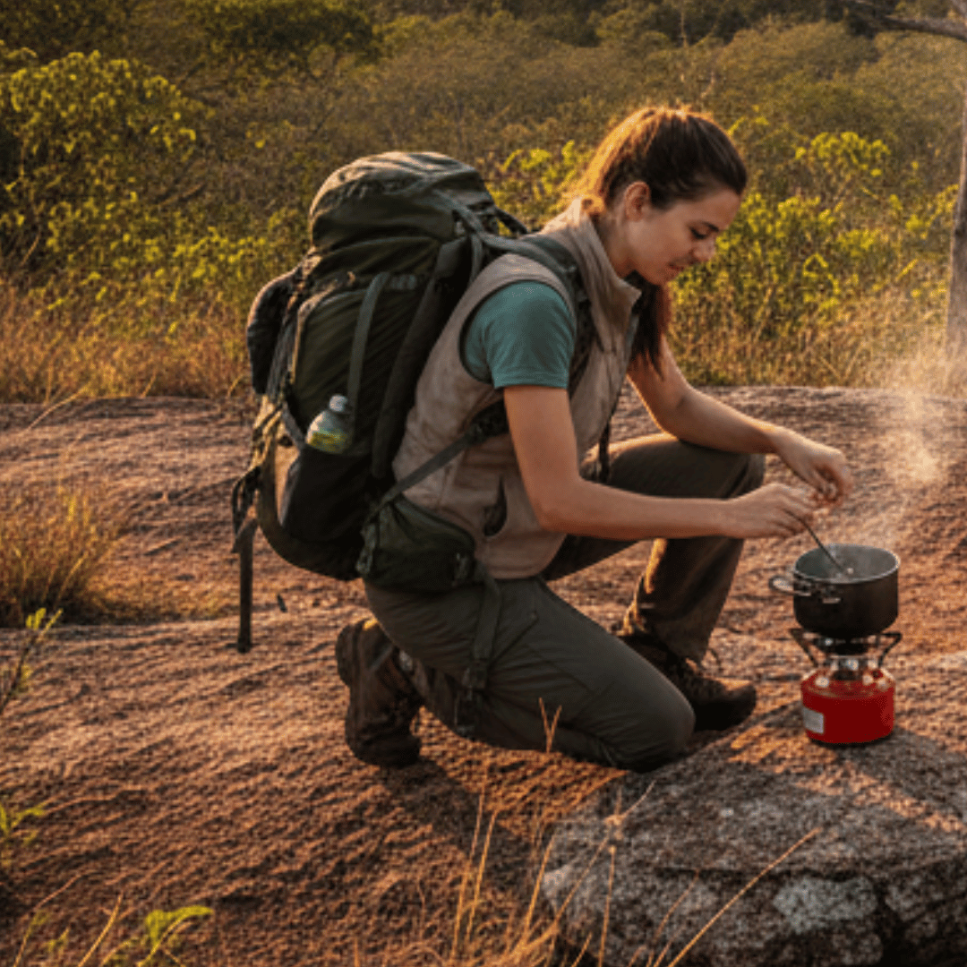 Paisagem vibrante do Cerrado com uma mochila de trilha em primeiro plano e um cenário de cachoeira ao fundo, simbolizando aventura e natureza.